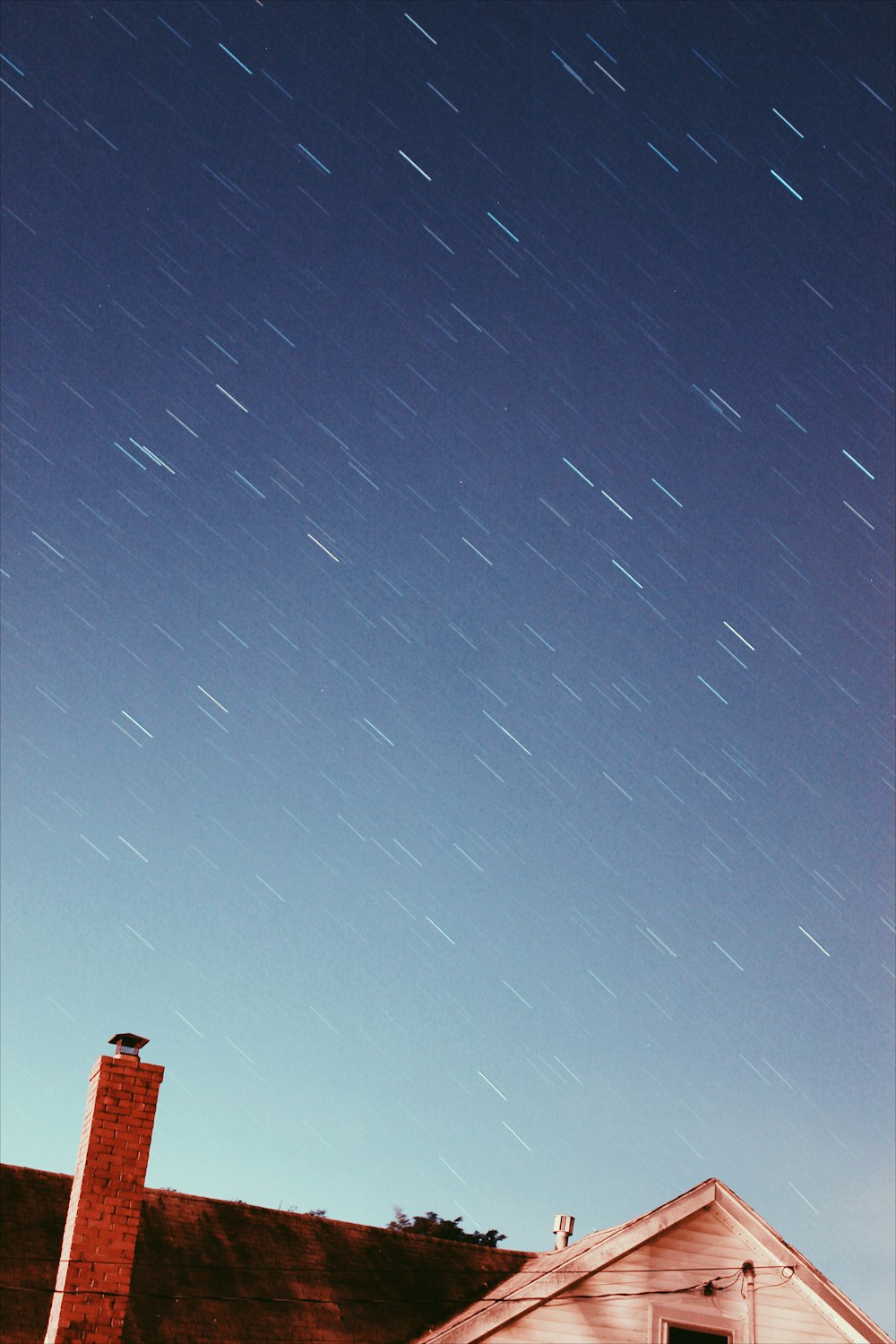 空をいっぱいの星空を背景にした家