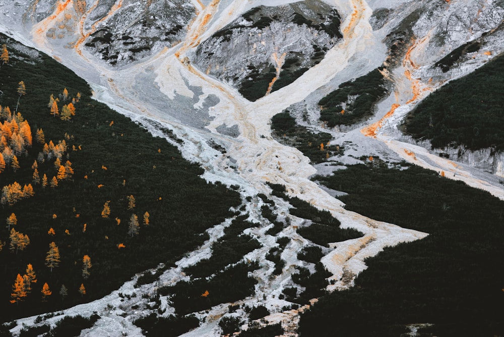 Photographie aérienne de montagnes enneigées