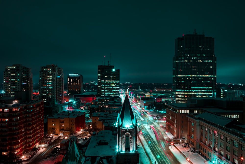 Fotografia timelapse del paesaggio urbano di notte