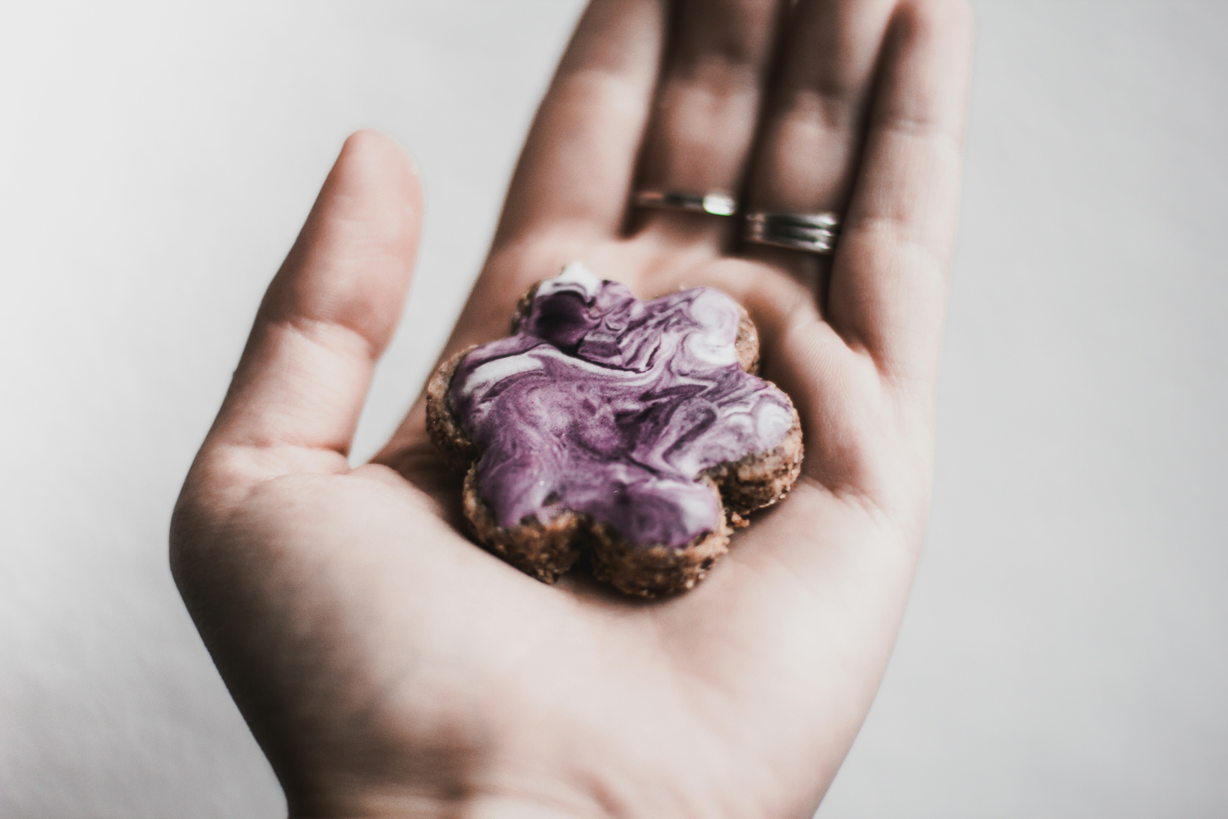 personne tenant un biscuit cuit au four