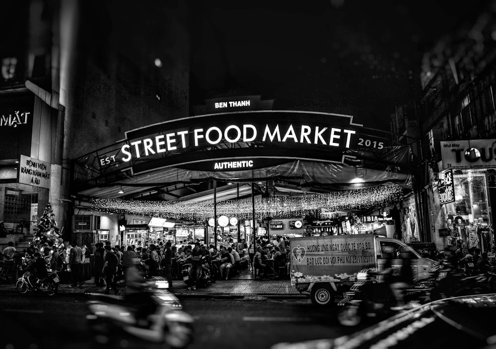 Toma en escala de grises del mercado de comida callejera