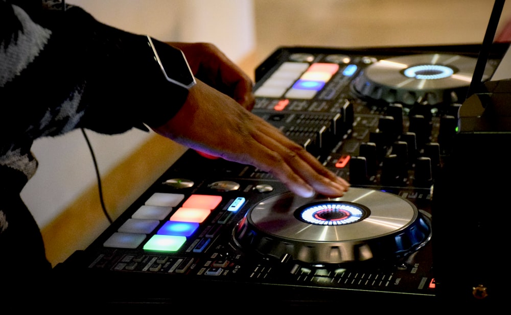 person using DJ turn table