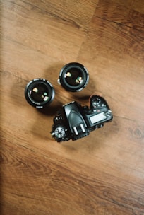 black DSLR camera with zoom lens