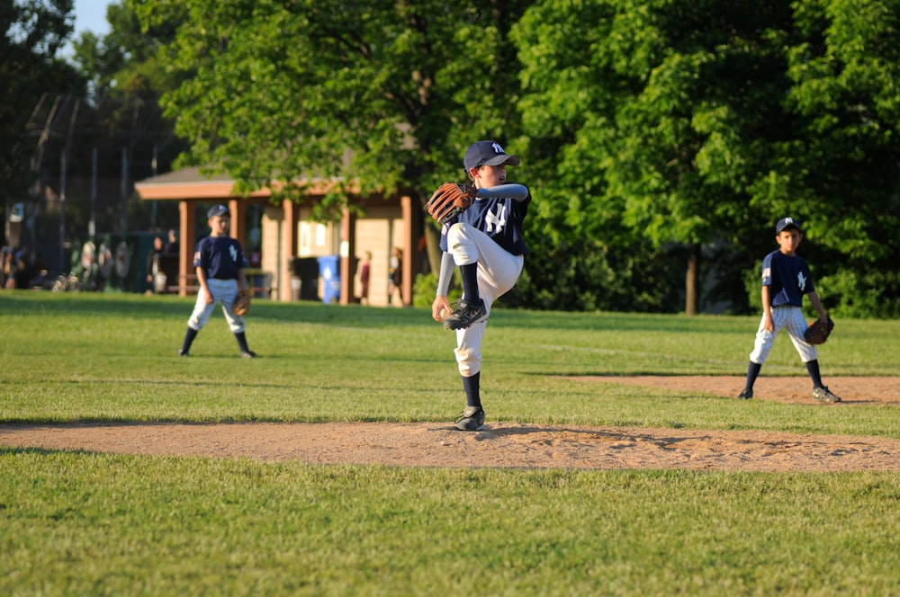 lanzador de béisbol en el campo