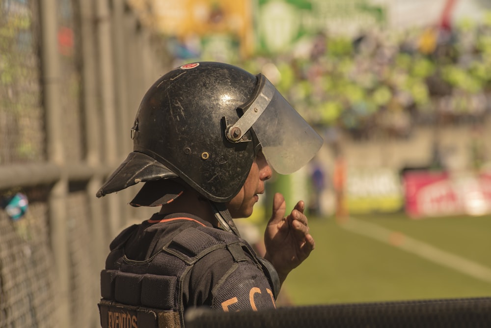 Fotografía de enfoque selectivo de hombre con casco