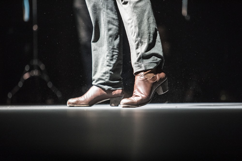 personne portant des chaussures à talons en cuir marron