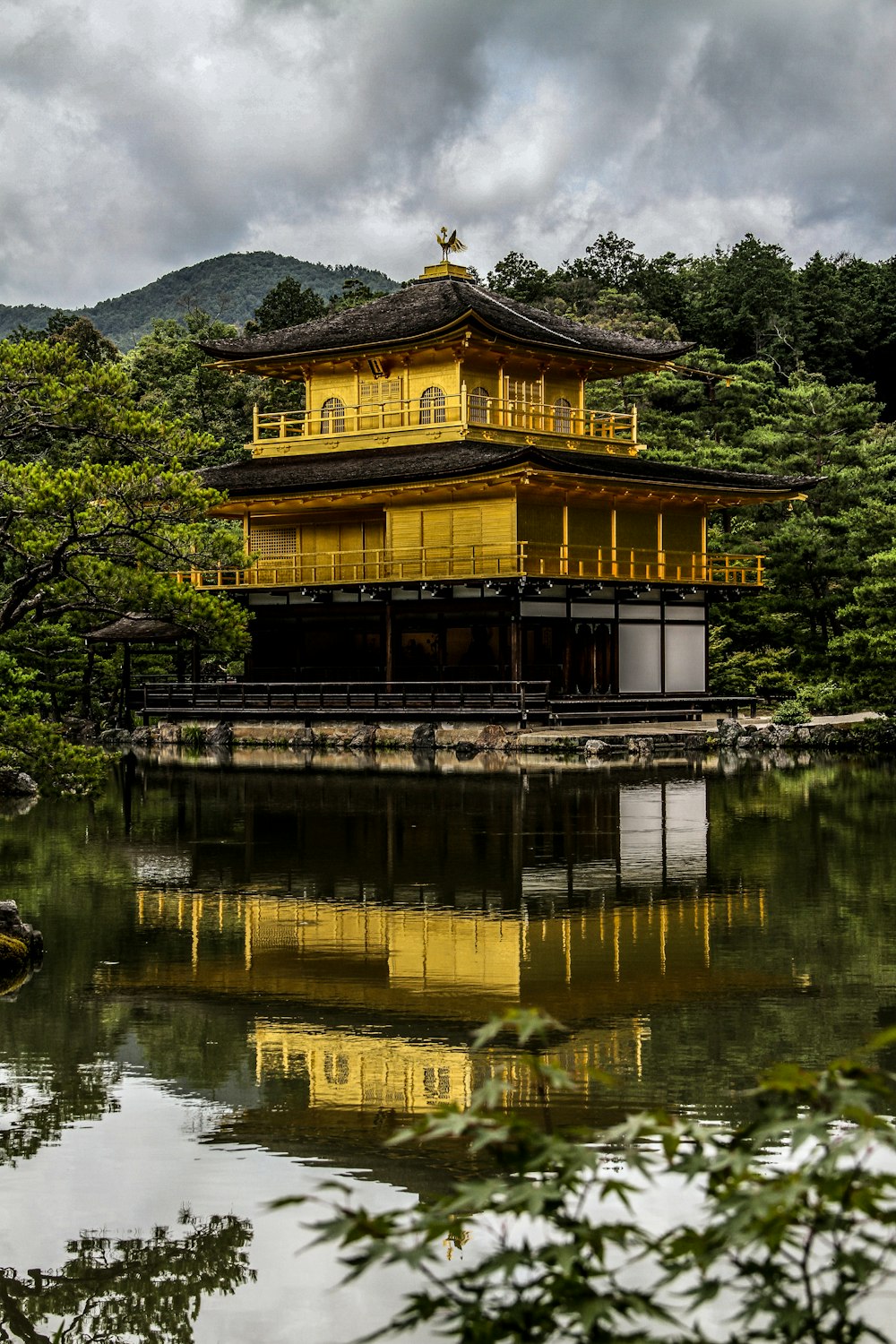 gold and black pagoda