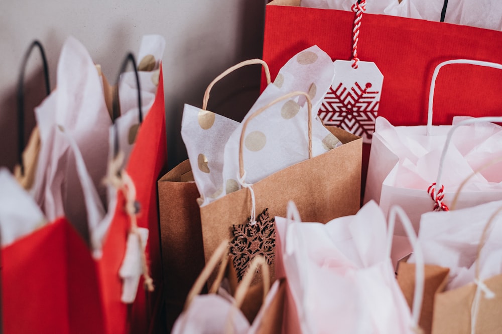 Photographie à faible mise au point de sacs en papier