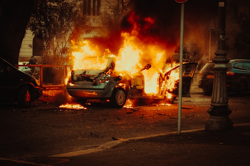 auto rotta coperta di fiamme