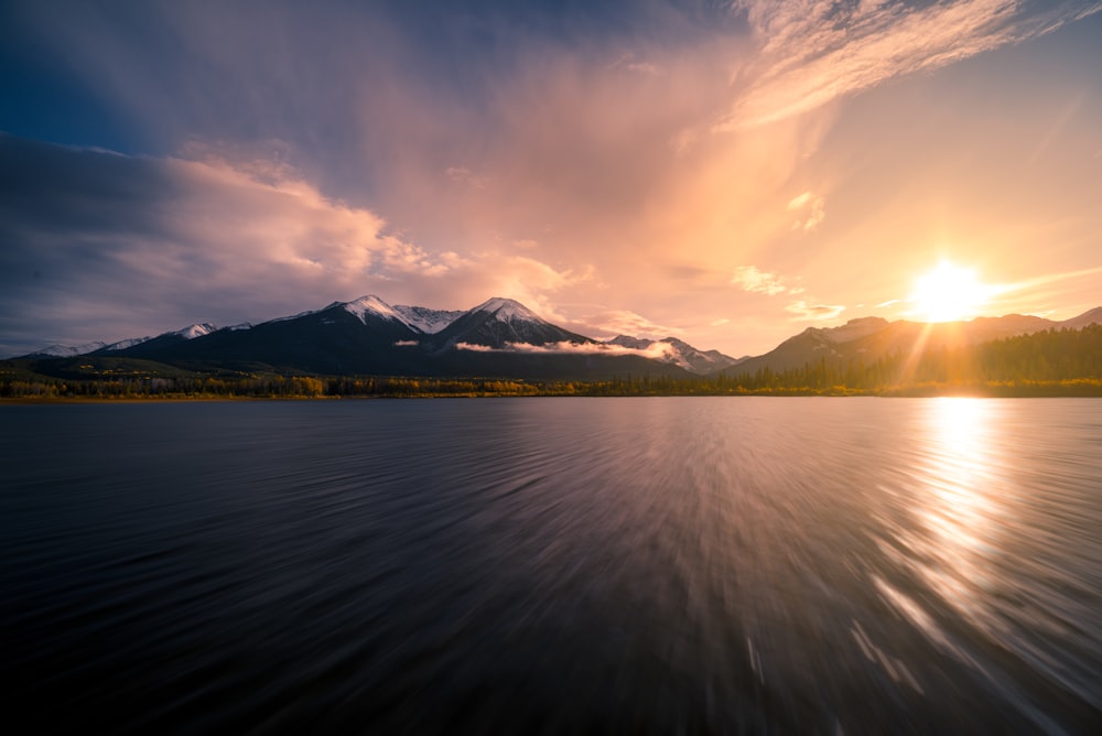 Plan d’eau calme au coucher du soleil