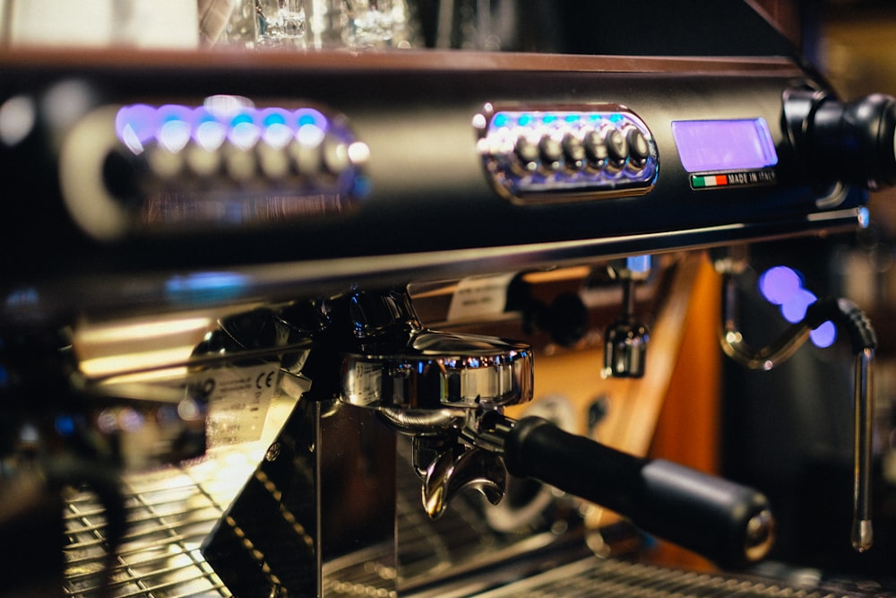 Fotografía de enfoque selectivo de la máquina de espresso negro