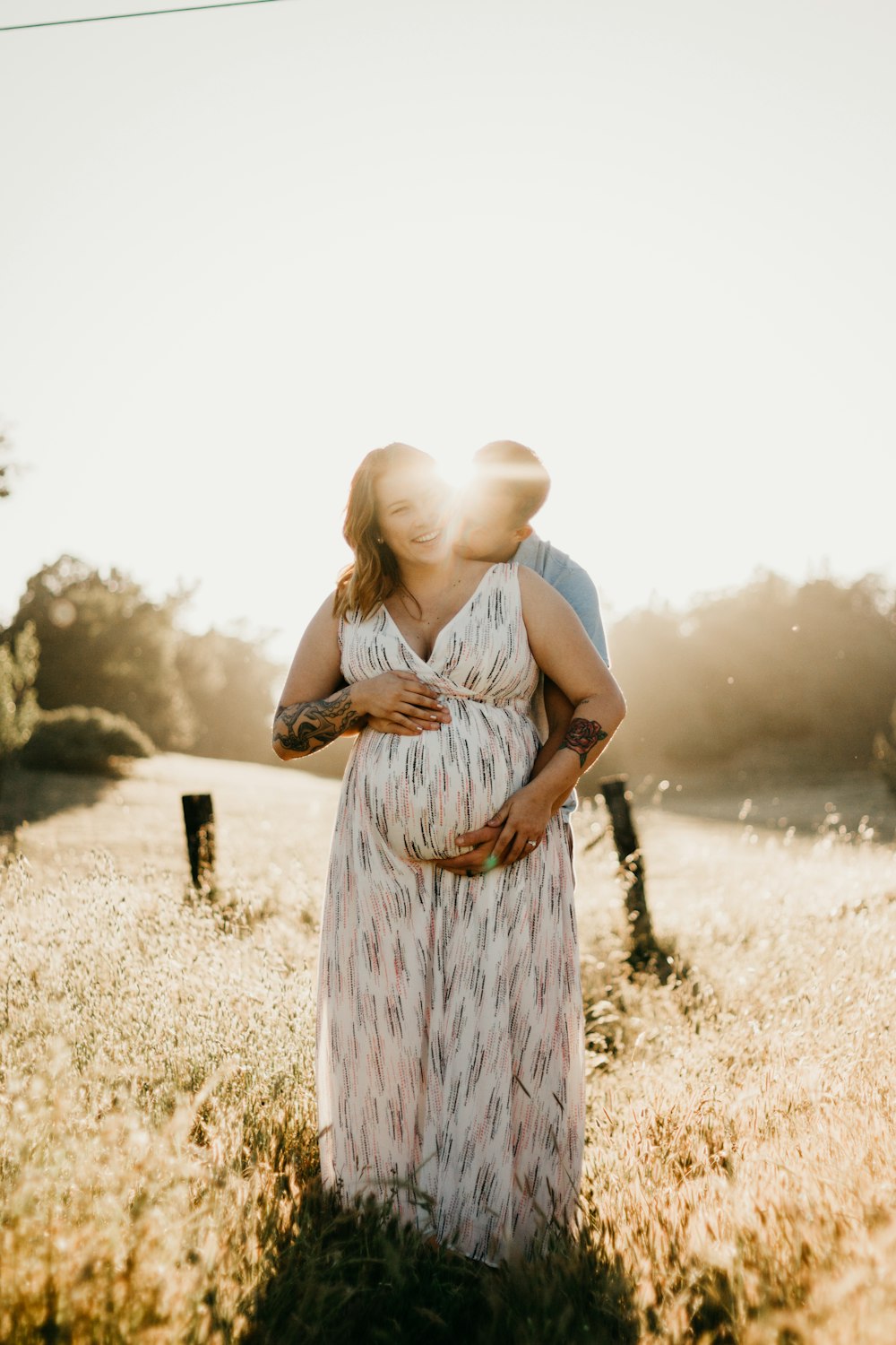 Foto di uomo che abbraccia la donna in un campo d'erba