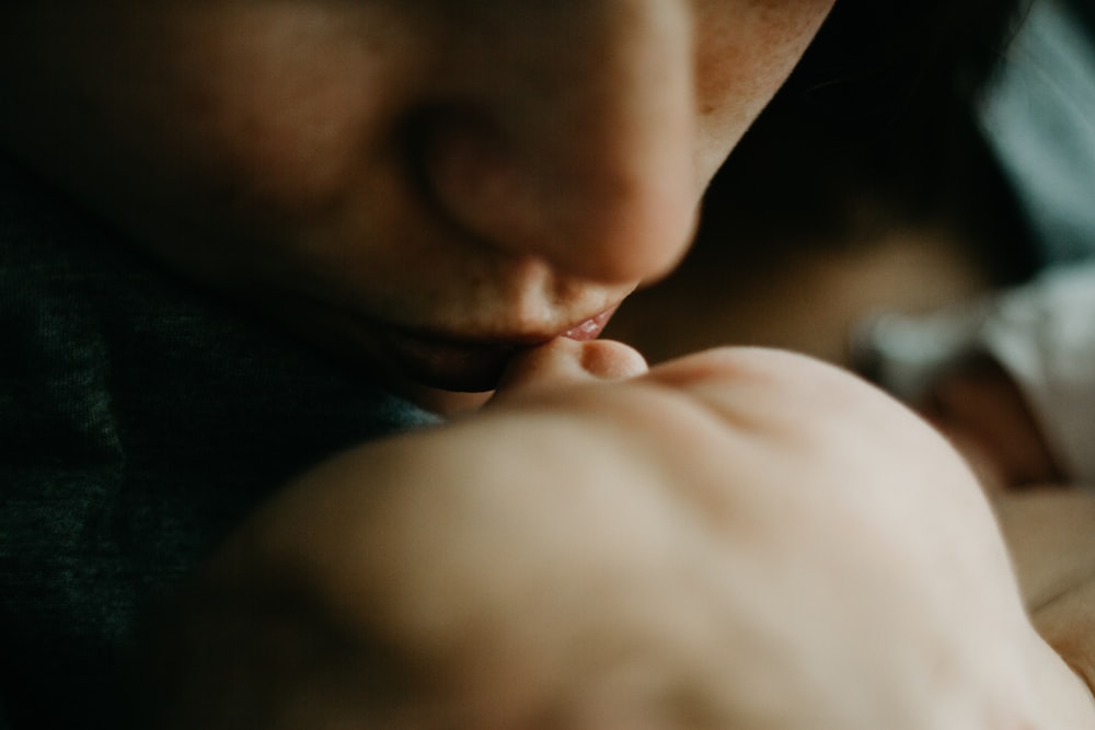 赤ん坊にキスをする女性