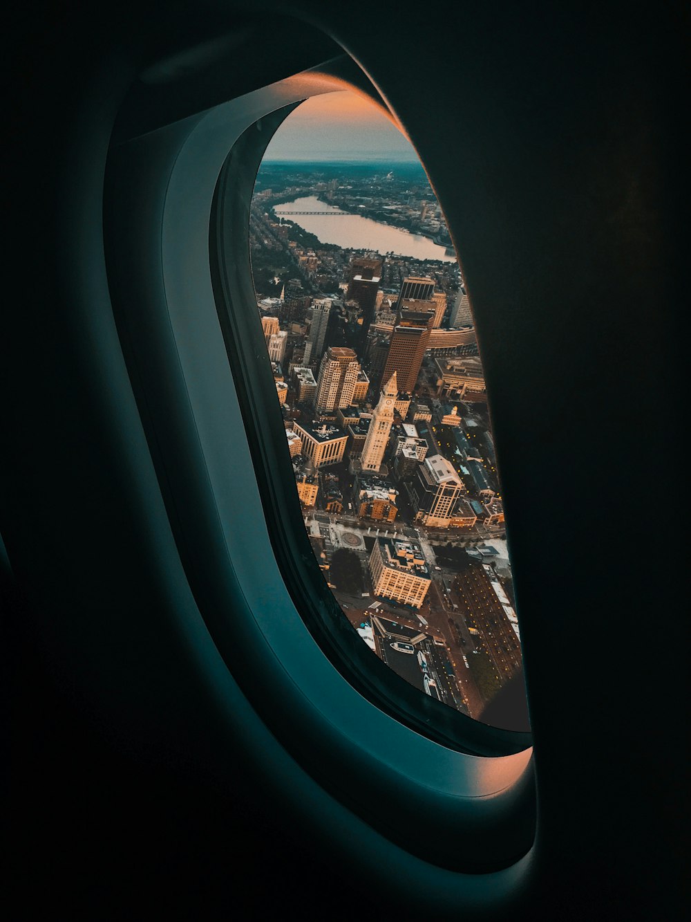 Vista degli edifici della città dal finestrino dell'aereo