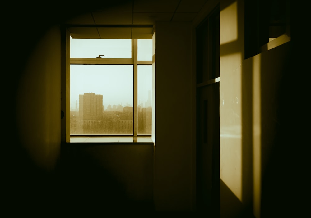 una camera con finestra e vista su una città