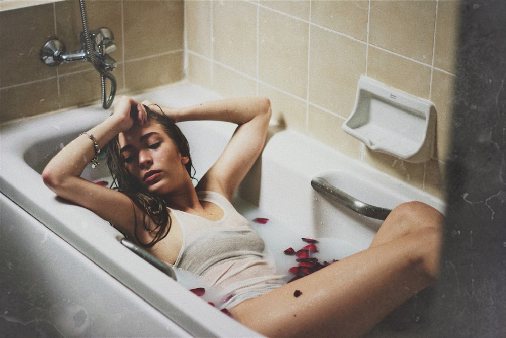 femme allongée sur la baignoire