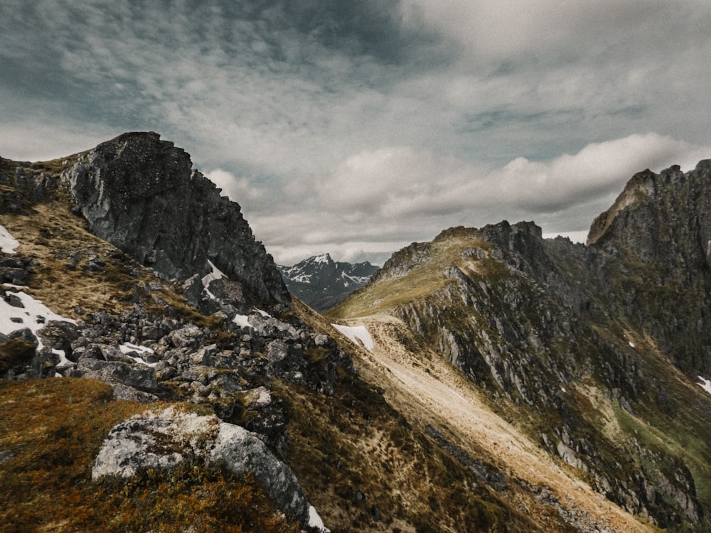 montagne grise sous ciel nuageux blanc