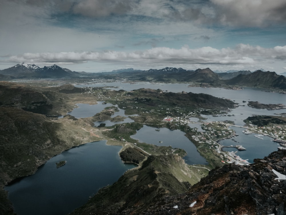 Fotografía aérea de paisajes de montañas y lagos