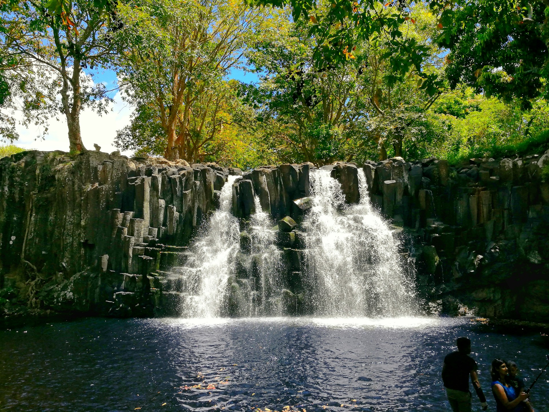 gray computer monitor