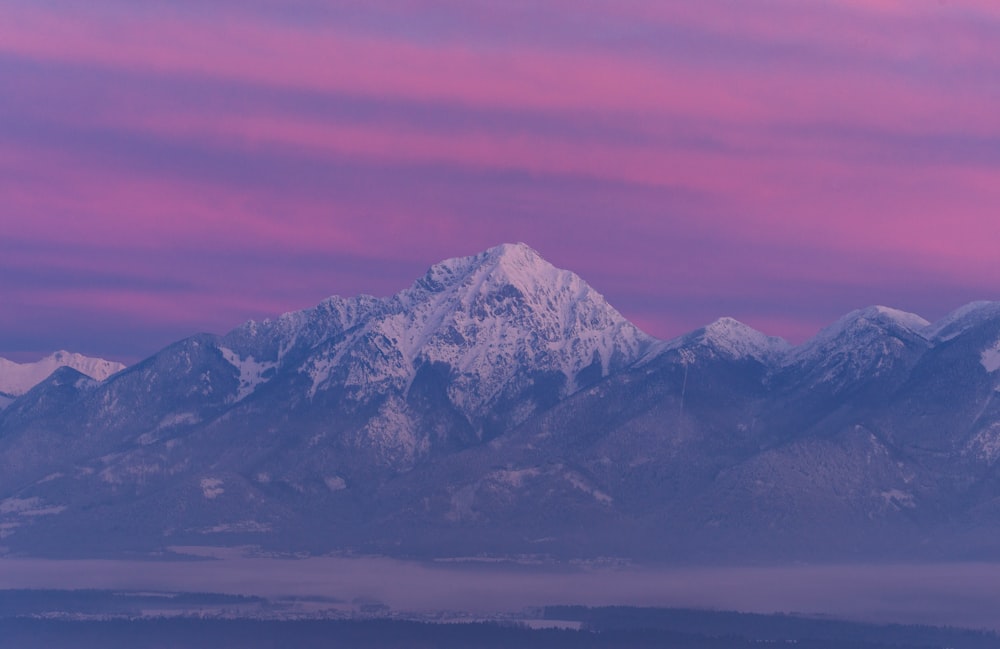 Montanha de pedra cinzenta coberta pela neve