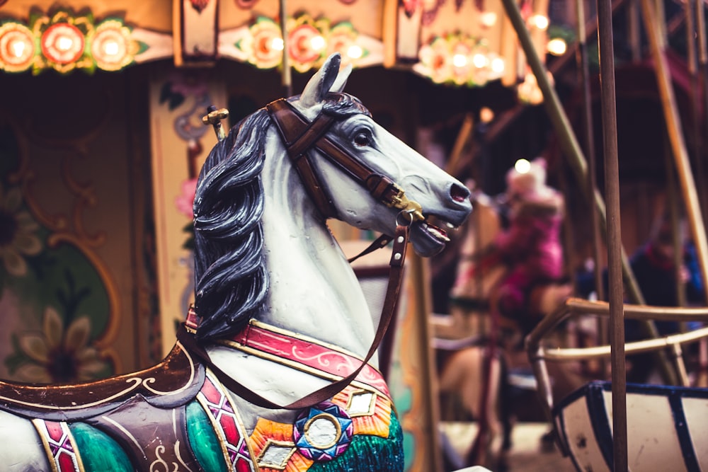 Photographie en gros plan du carrousel blanc