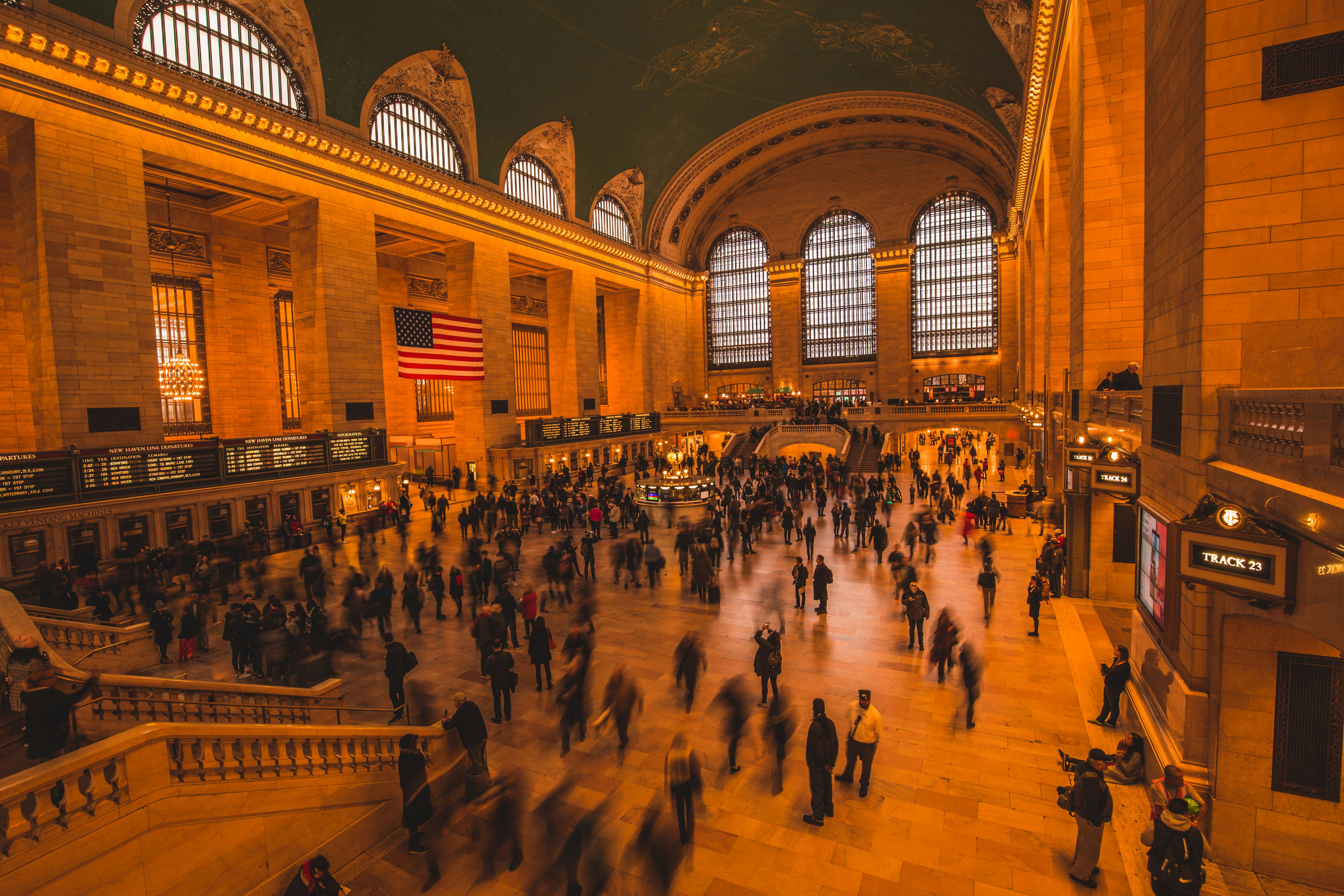 multidão de pessoas dentro do prédio
