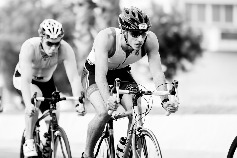 deux hommes faisant du vélo de route