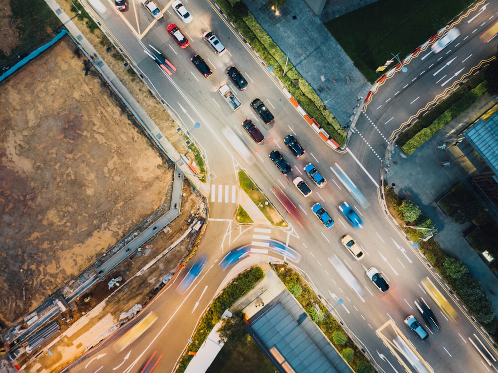 Photographie aérienne d’une autoroute très fréquentée