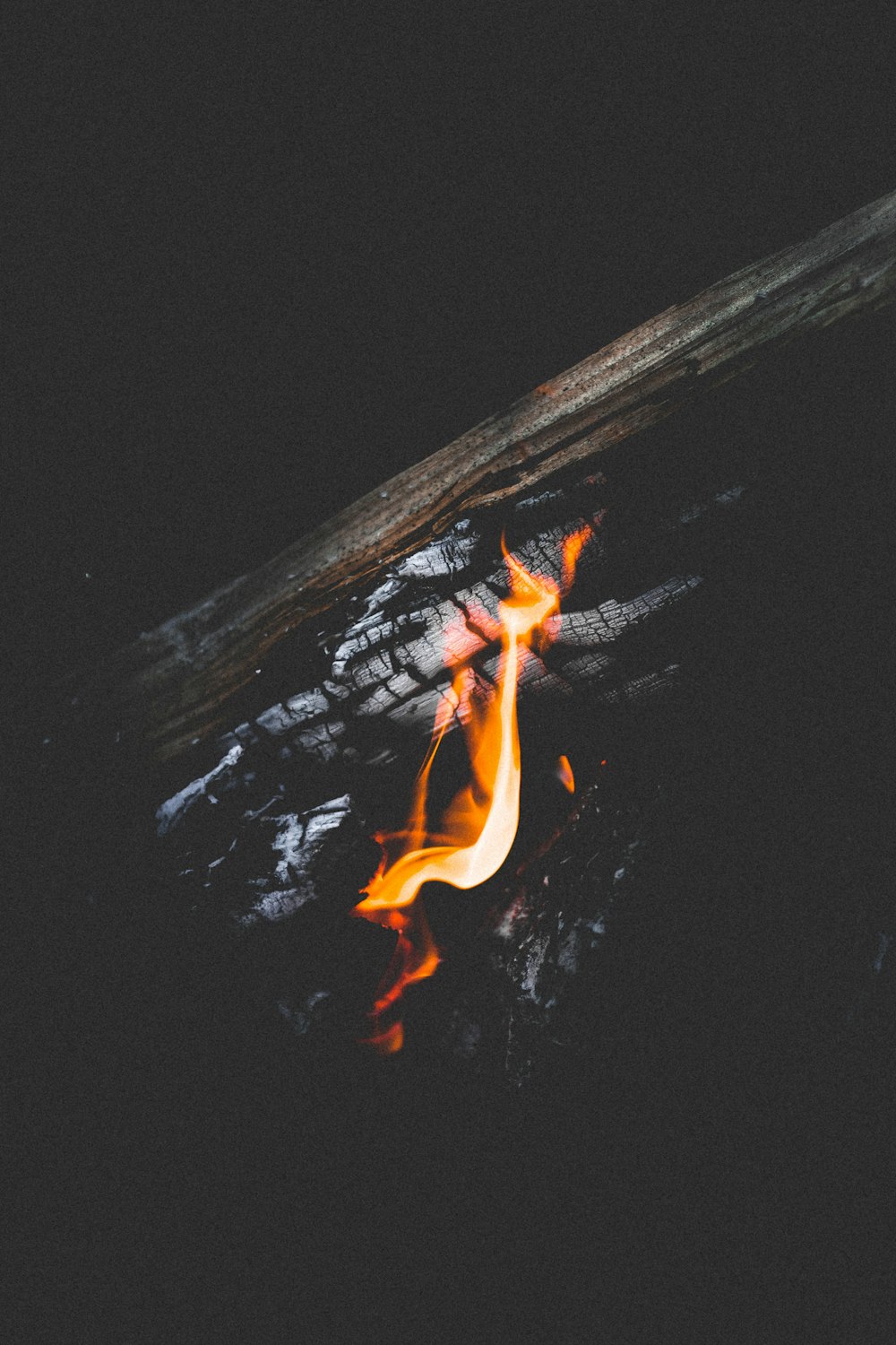 Eine Nahaufnahme eines Feuers im Dunkeln