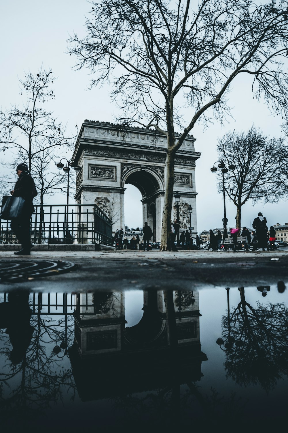 people walking near arc de triomphe