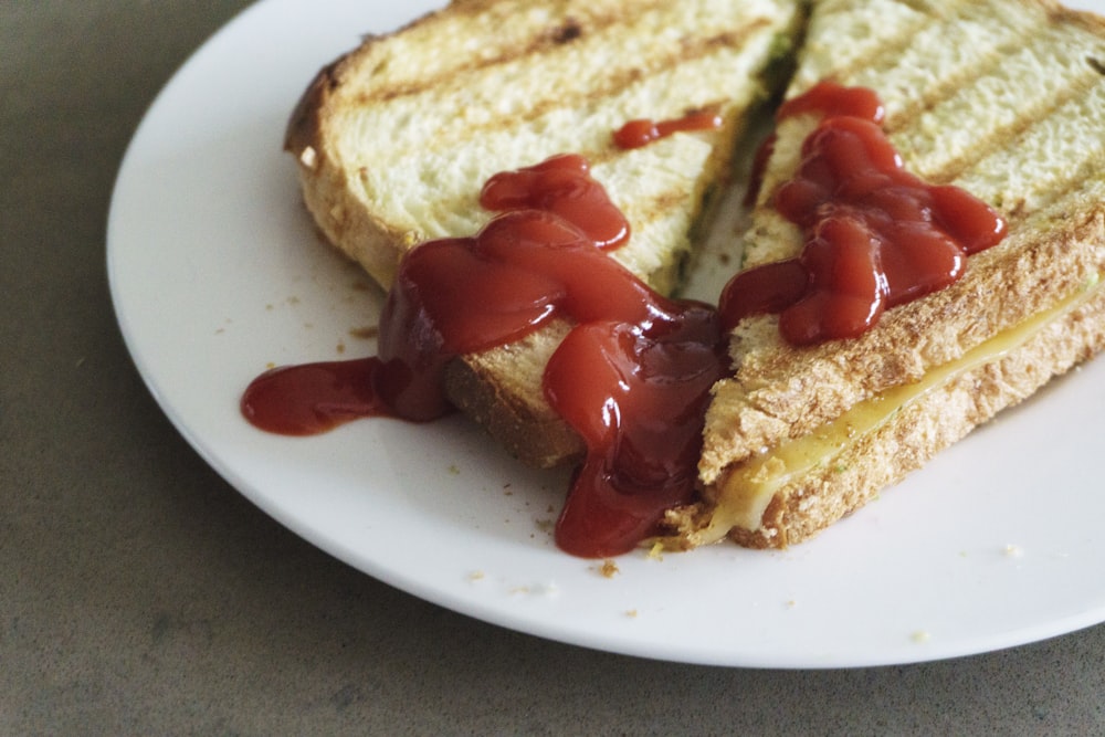 Sandwich mit Ketchup auf weißem Teller