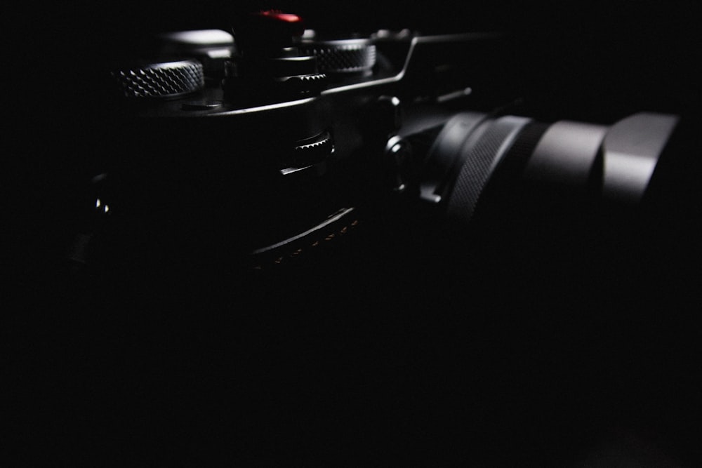 Eine Nahaufnahme einer Kamera im Dunkeln