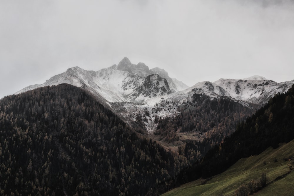 Landschaftsfotografie von schneebedeckten Bergen