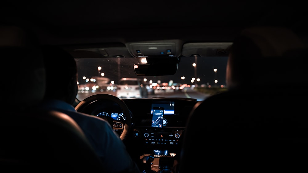 hombre conduciendo coche