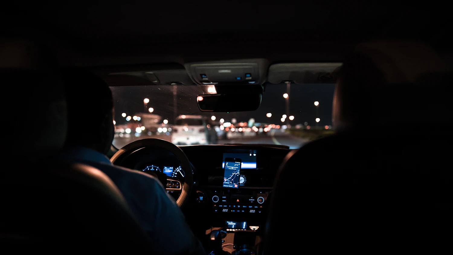 Blick aus dem Innenraum eines Autos auf die Straße als Symbol für eine vorbereitete rauchfreie Fahrt