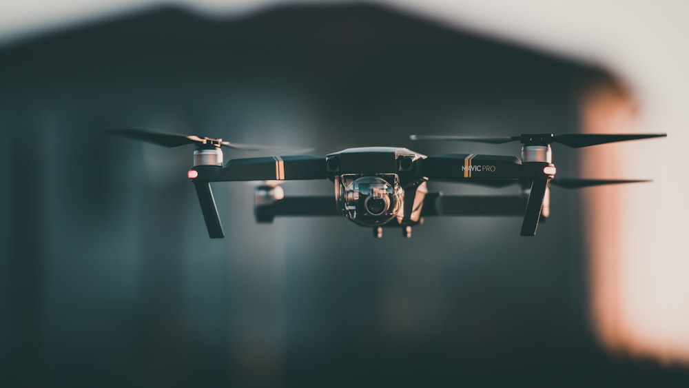 drone preto voador