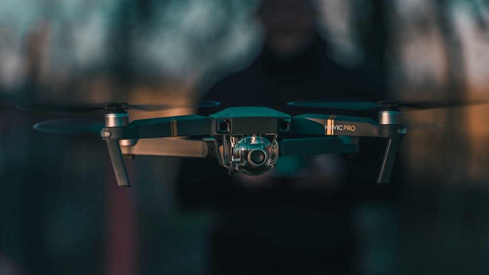 Fotografia de close-up de drone quadricóptero preto