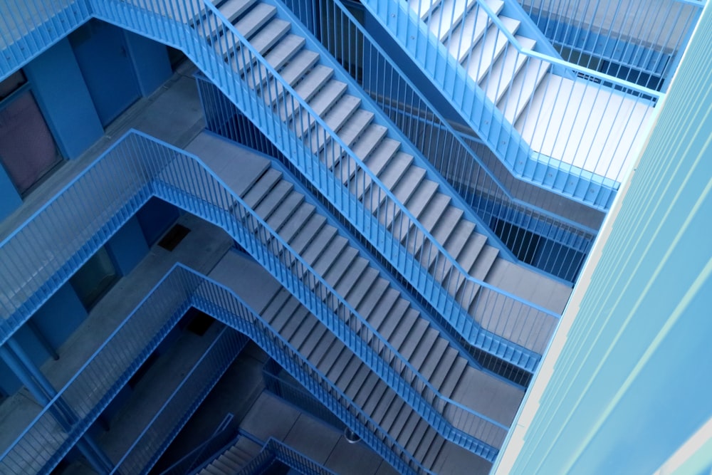 Escaleras azules y grises dentro del edificio