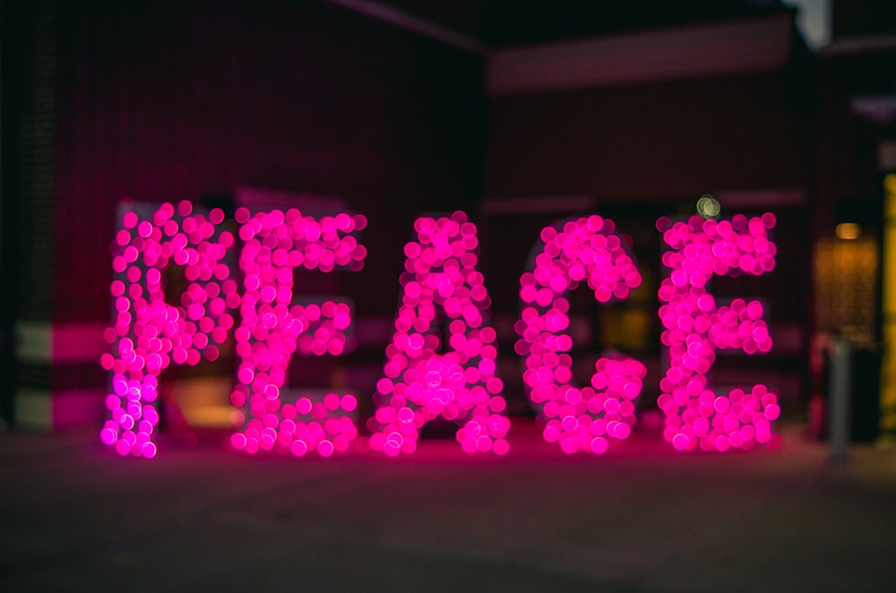 Letreros de neón de la paz