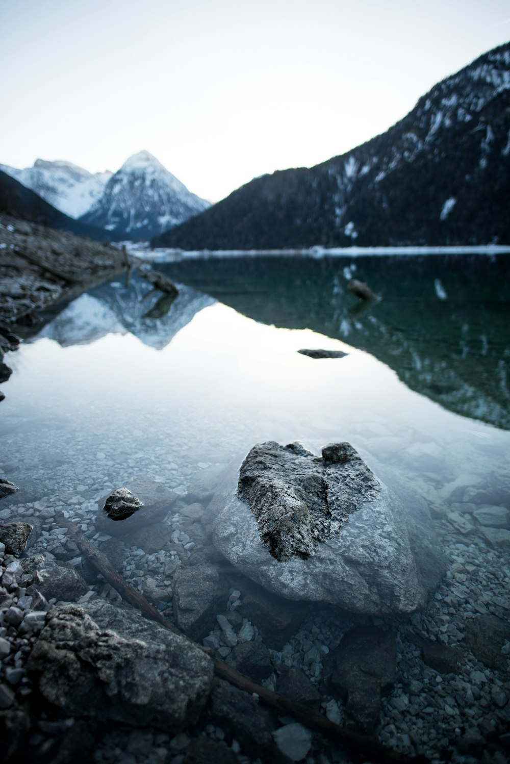 Cuerpo de agua cerca de la montaña durante el día