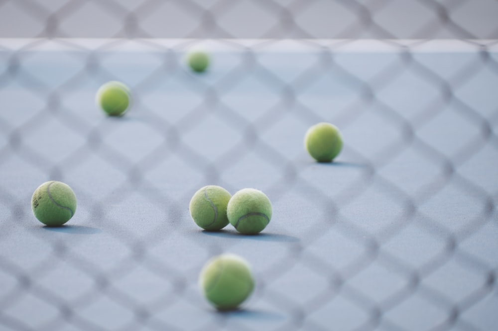 Bola de tênis verde na quadra