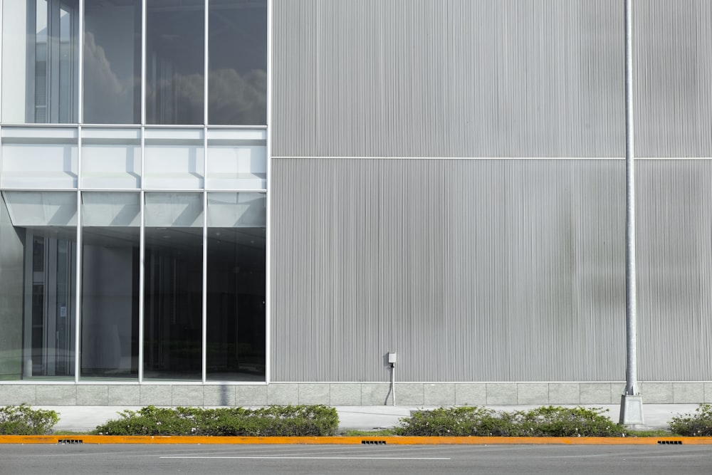 edificio in calcestruzzo grigio e bianco di giorno