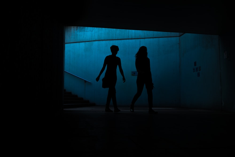 silhouette de deux personnes passage souterrain