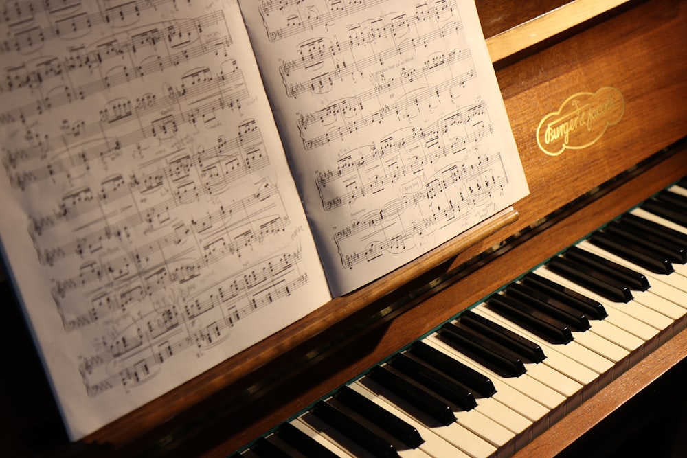 nota musicale su pianoforte marrone