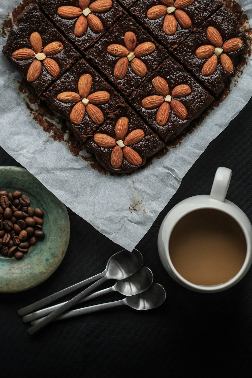 Tapa de pastel con almendras