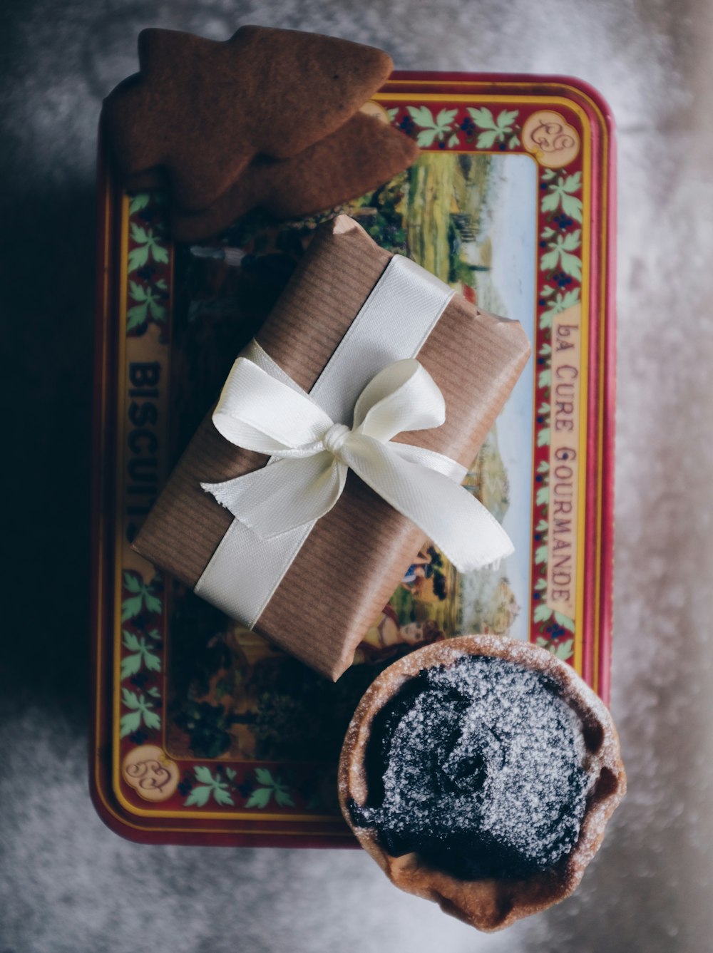 Geschenkbox mit weißem Band