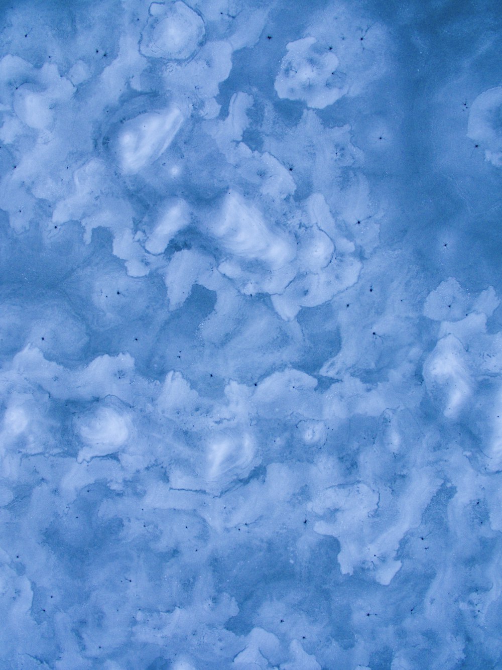 Ein blauer Himmel mit vielen weißen Wolken