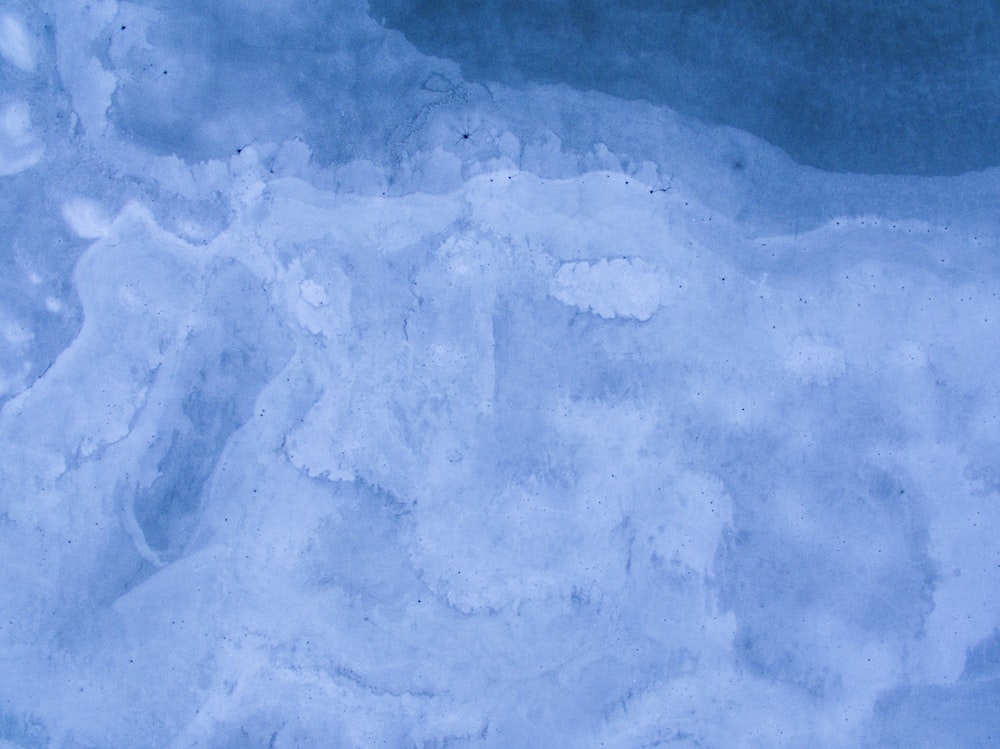 un primo piano di un terreno innevato