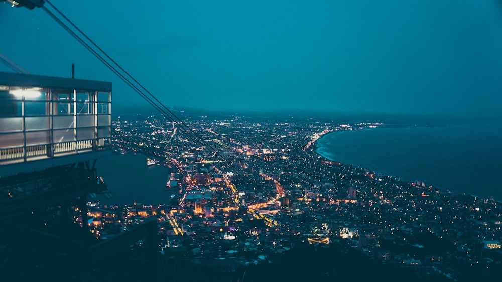 fotografia aérea de edifícios da cidade perto do corpo de água durante a noite