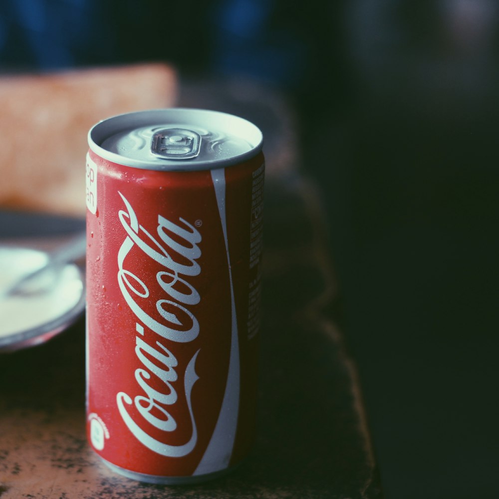foto em closeup da lata de Coca-Cola